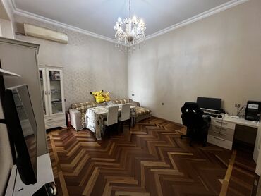 Mağazalar: Mərkəzdə yerləşən küçə səviyyəli obyekt/menzil. Tarixi binanın birinci — 7