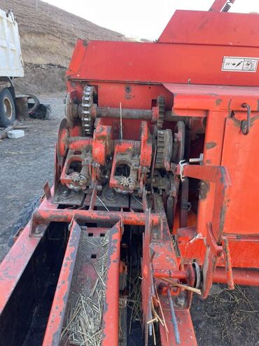 Тюковые пресс-подборщики: Тюковый пресс-подборщик (поршневой), красный. Назначение: - Подбор — 1