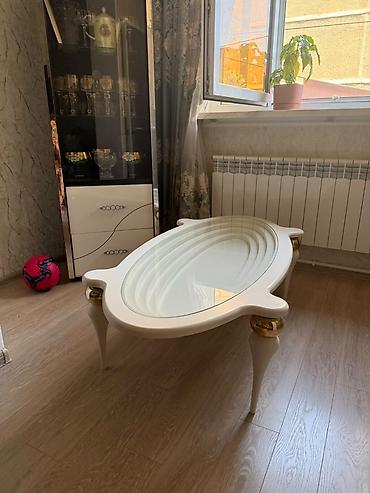 Ağ rəngli salon/jurnal masası - Formalı: oval - Üst səth: şüşə tabla