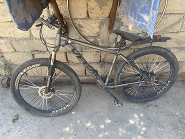 velosiped 28: VEGAS hardtail dağ velosipedi - Geniş alüminium çərçivə, yuxarı — 2