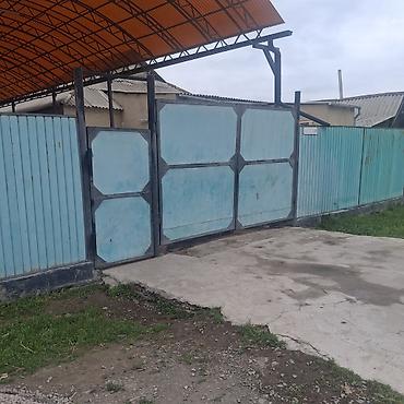 Металлические распашные ворота с калиткой и каркасом под навес. -