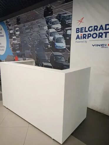 Ostali nameštaj: Pult 15 Materijal: Izrađen od Univera u belom dekoru, debljine 18mm — 6