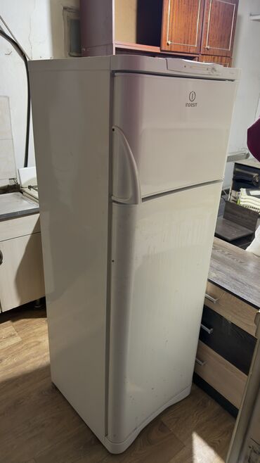 купить витринный холодильник: Холодильник Indesit, Б/у, Двухкамерный, 170 *