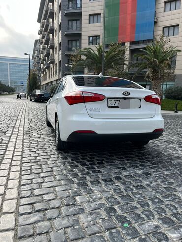 Kia: Kia Forte sedan – ağ rəng, şəhər və uzun yol üçün rahat və qənaətcil — 5