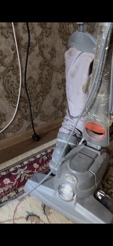 suyla isleyen tozsoran: Xalça yuyan elektrikli təmizləyici aparat. Şəkildə dik — 1