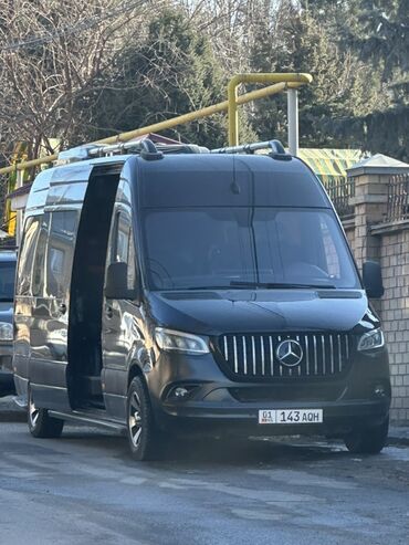 кожаный салон 124: Микроавтобус Mercedes-Benz в черном цвете. Оборудован рейлингами на