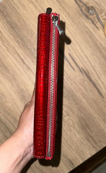 Portmone, pulqabıları: Yenidir, istifadə olunmayıb.Dəridir. Qırmızı qadın pulqabısı – iri — 4