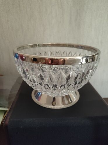 стеклянная подставка: Хрустальная ваза/фруктница на ножке с металлическим ободком -