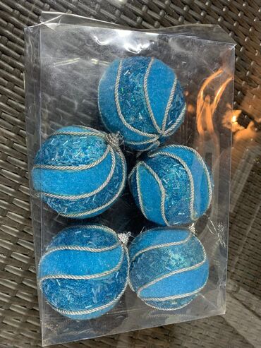 Yeni il oyuncaqları və bəzəkləri: Yeni il ağacı üçün bəzək topları – 2 fərqli dəst 1) Parıltılı çiçək — 8