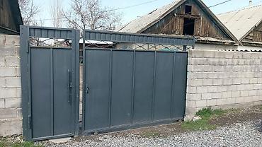 Продажа коттеджей и домов: Продается дом с участком. Описание: - Отдельный двор с металлическими — 1