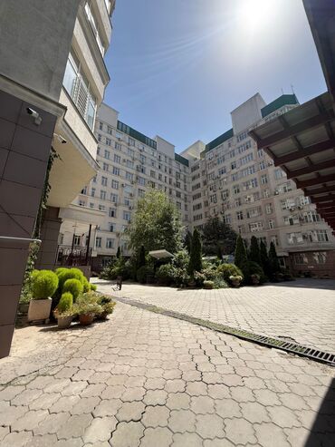 сдаю квартиру 2 к студ центр новый ремонт в квартире имеется все необходимое район панфиловабоконбаева: 2 бөлмө, 70 кв. м, Элитка, 8 кабат, Евроремонт