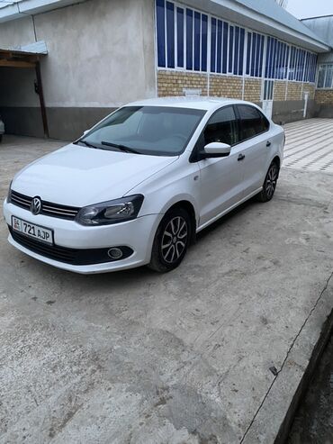тайотта королла: Volkswagen Polo седан белого цвета, машна находу
