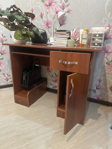 щебень гравий: Копмьютерный стол с выдвижной подставкой для клавиатуры, и одна