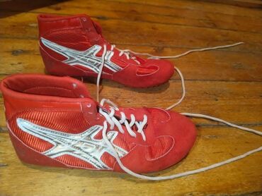 Босоножки, сандалии, шлепанцы: Məhsul: Asics güləş ayaqqabıları - Rəng: qırmızı, yanlarda ağ Asics