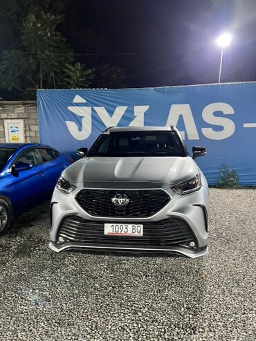 тайота хайландыр: Серебристый кроссовер Toyota Highlander, идеально подходящий для семьи