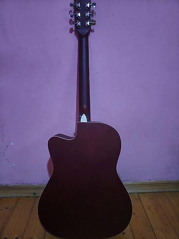 4 струнная гитара маленькая: Akustik gitar – kəsik gövdəli (cutaway) model. - Korpus: təbii açıq — 2