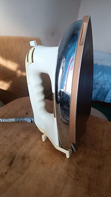 derzi utusu: Elektrik ütü - Klassik quru ütü dizaynı - Ağ və xrom gövdə — 1