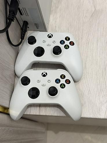xbox seris x: Xbox Series S oyun konsolu. Şəkillərdə görünən dəstə ağ rəngli konsol — 5
