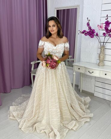 Свадебные платья: Продаю или сдам платье на прокат (Италия) 
Размер 42-48 
Тел