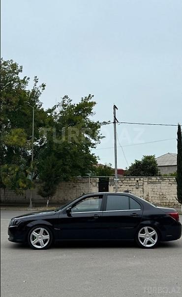 sedan avtomobil: Model: Sedan (qara rəng), 4 qapı Xüsusiyyətlər: - Aqressiv dizaynlı — 3