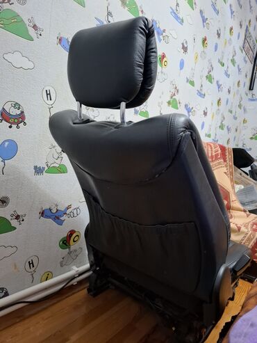 Oturacaqlar: Mercedes W220nin ön oturacaqları. Üzərində paduşkaları, blokları var — 2