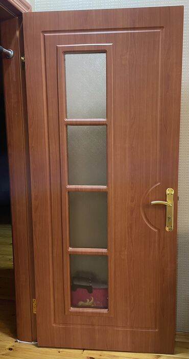 Otaq qapıları: Otaq qapisi, 5 eded 3-u şüşəli, 2 si baglı
