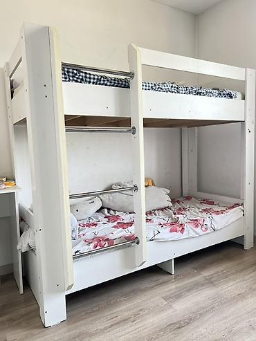 bunk bed: Двухъярусная кровать из белого ЛДСП/МДФ с металлическими поперечинами — 1