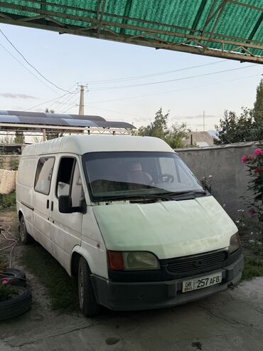 р 17 шины: Белый фургон Ford Transit с высокой крышей. Автомобиль оснащен боковой