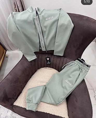 Gornji i donji deo: Zenske trenerke 
S m l xl 2xl 
Likra 
3999 din — 30