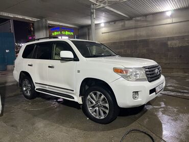 бронированный авто купить: Toyota Land Cruiser 200, белый кузов, 5‑дверный внедорожник. Ключевые