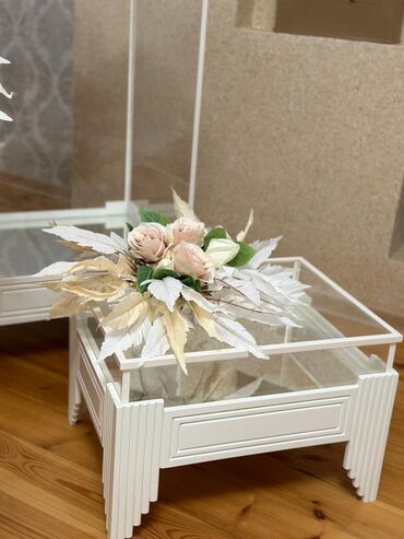 Stend vitrinləri: Ağ rəngdə qarışıq güllərlə 14 ədədli xonça dəsti satılır. Üzərində — 8