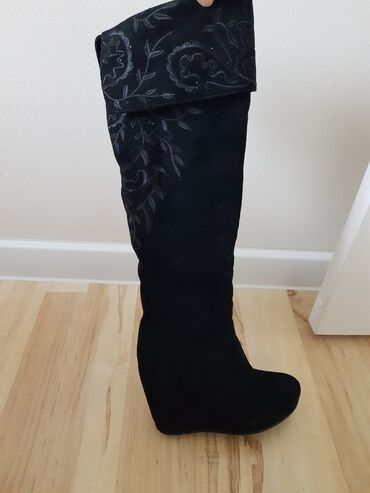 женские джинсовые шорты по колено: Сапоги, 36, цвет - Черный