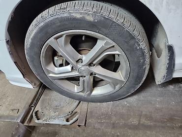 Литой автомобильный диск с шиной 215/55 R17 меняю на 16 размер хюндай