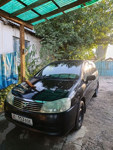 рулевой рейка: Черный универсал Nissan AD Van с высоким дорожным просветом и прочной