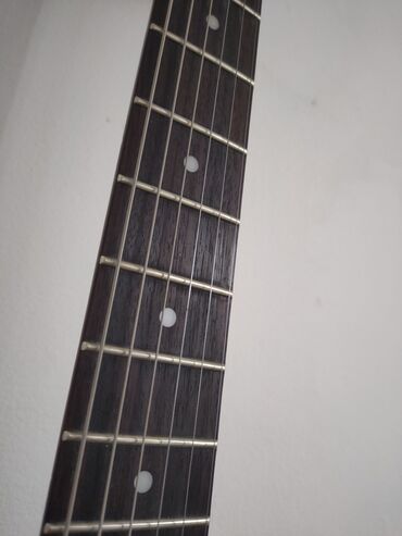 Gitare: Električna gitara Ibanez, idealna za početnike i napredne svirače. Ima — 3