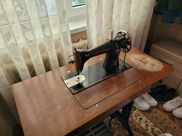 Швейные машины: Швейная машина Вышивальная, Механическая