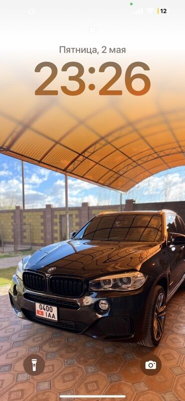 меняю дом на авто: Черный кроссовер BMW X5 с агрессивным дизайном передней части, включая