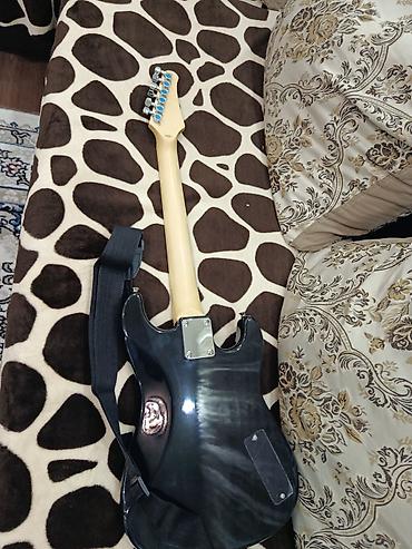 рок гитара: Электрогитара формата Stratocaster с ремнём. - Корпус с глянцевым — 1