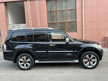 Mitsubishi: Mitsubishi Pajero (qara rəng, 5 qapı, iri SUV) Xüsusiyyətlər: - Tam — 3
