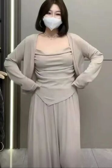 костюм женский: Костюм тройка, бежевого цвета, размер стандарт. Заказывала из Китая