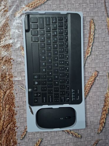 Klaviaturalar: WIERLESS KEYBOARD VƏ MOUSE SETİ. Setin daxilinə klaviatura, mouse — 3