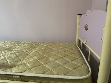 Tek neferlik kravat səliqəli saxlanılıb. Unvan rus sefirliyi yanı