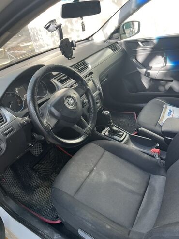 капият машина: Skoda Rapid: 2016 г., 1.6 л, Автомат, Седан