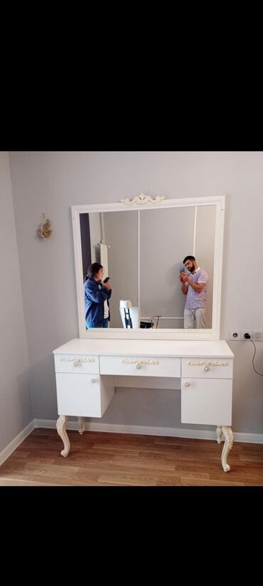 Salon masaları: Makiyaj üçün masa, Güzgülü