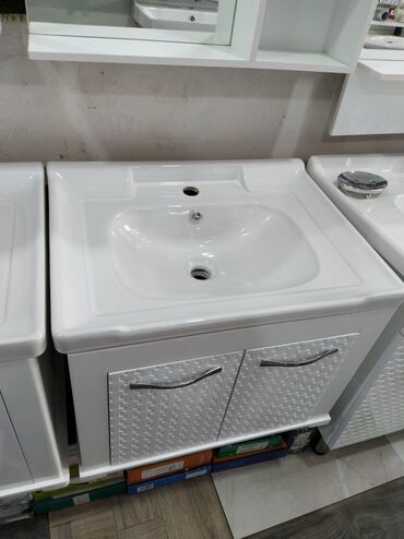 Çanaqlar, tülpanlar: Ağ rəngdə, dolablı keramika umivalnik. Dolabda əşyaları saxlamaq üçün