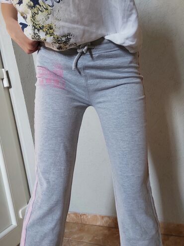 Donji deo: Trenerka siva, C&A, S — 1