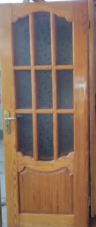 Входные двери: Şüşə panelləri olan taxta daxili qapı. Bu qapı evinizin, ofisinizin və