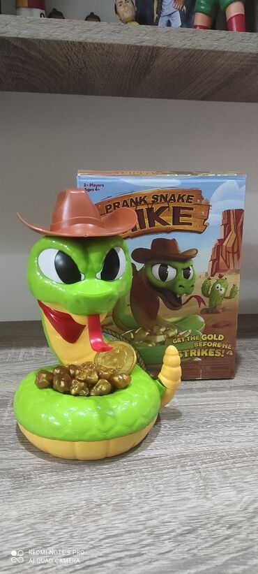 uşaq şlyapaları: Prank Snake Mike oyunu, kovboy şlyapası taxmış yaşıl ilanı təsvir edən