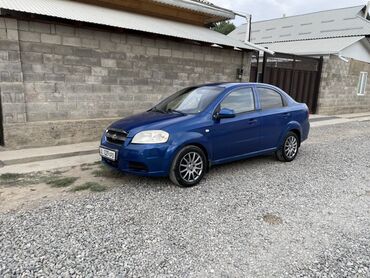 шевроле камаро цена: Элегантный седан Chevrolet Aveo синего цвета, представленный на