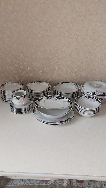 Посуда: Набор керамических обеденных тарелок, состоящий из одной овальной — 11